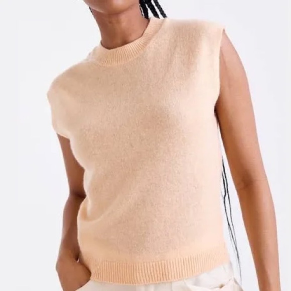 Banana republic padded shoulder sleeveless cashmere sweater melon color, size XS